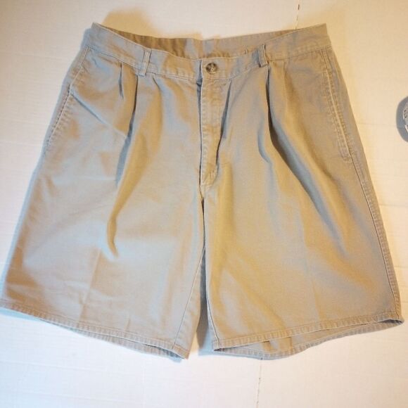 Nike pleated front 9 in  khaki shorts with button closure back pockets - Picture 2 of 7